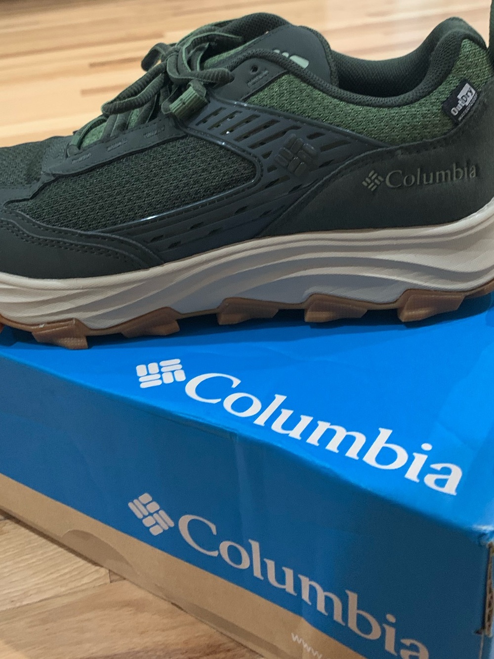 Columbia Men's Olive Green Trail Sneaker with Tan Outsole Size 8